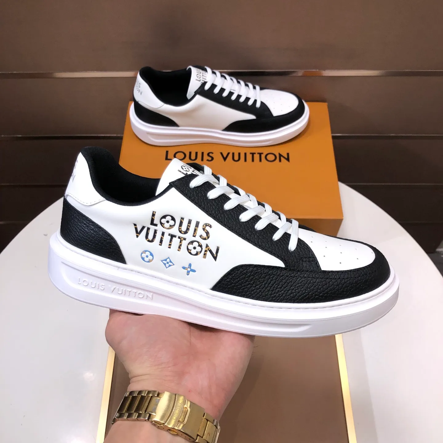 Factory batch 640💰original development, quality shipment, welcome to compare - LV sneaker series sports shoes introduce the loose silhouette of the ready-to-wear series into the spring and summer men's wear shows and make an eye-catching appearance. The cow leather upper is combined with rough fabric laces, and colorful beading highlights the brand's classic elements. LV letters mark the tongue and Monogram floral outsole. Mixed materials Made of top-grain cowhide, thick shoelace design, large Monogram print on the side, mesh lining and cotton feet, the comfort is as extreme as ever, premium heritage, quality first, worth owning! Size: Men’s 38-45 (45 is custom-made and cannot be returned or exchanged)